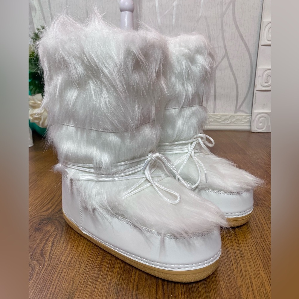 🌷 NWOT 🌷 White Faux Fur Winter Moon Style Boots 8